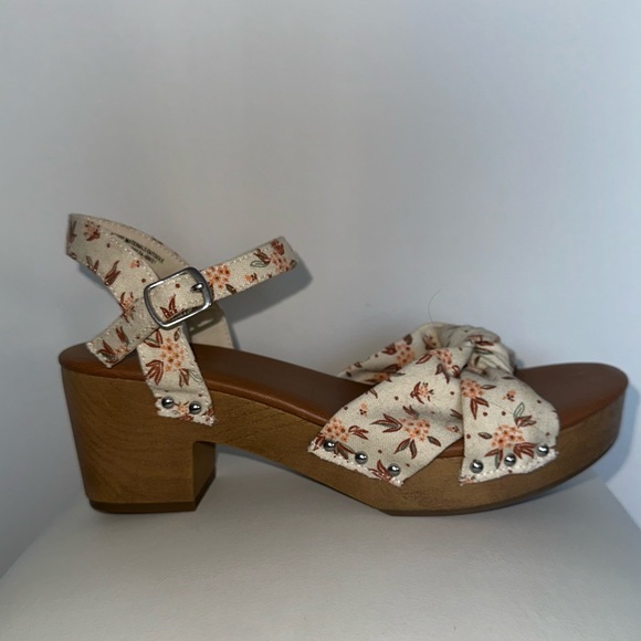 Floral Sandals Size: 8 - Picture 4 of 4